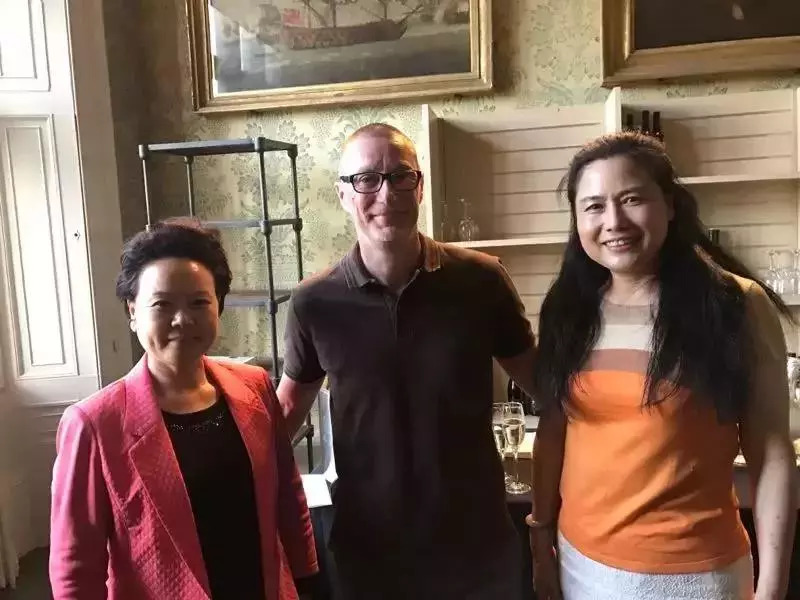 浙江省貿促會吳桂英會長、英國諾丁漢郡政府首席執行官安東尼·梅先生與陶曉鶯董事長親切交談.jpg